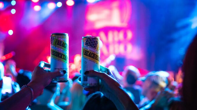 SBBCCO fans toast Sammy Hagar with Beach Bar cocktails by Ray Alamo